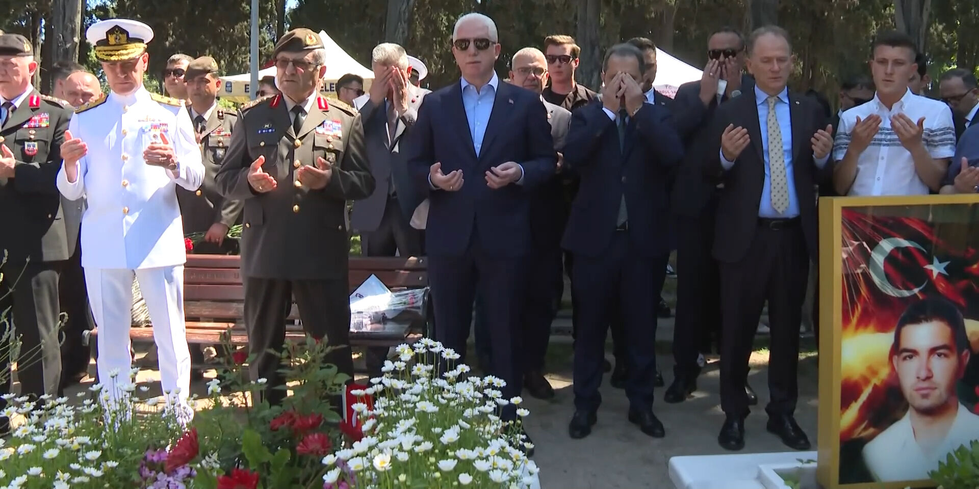 Vali Davut Gül'den bayram arifesinde Edirnekapı Şehitliği'ne ziyaret Vali Davut Gül'den bayram arifesinde Edirnekapı Şehitliği'ne ziyaret - 1. Resim