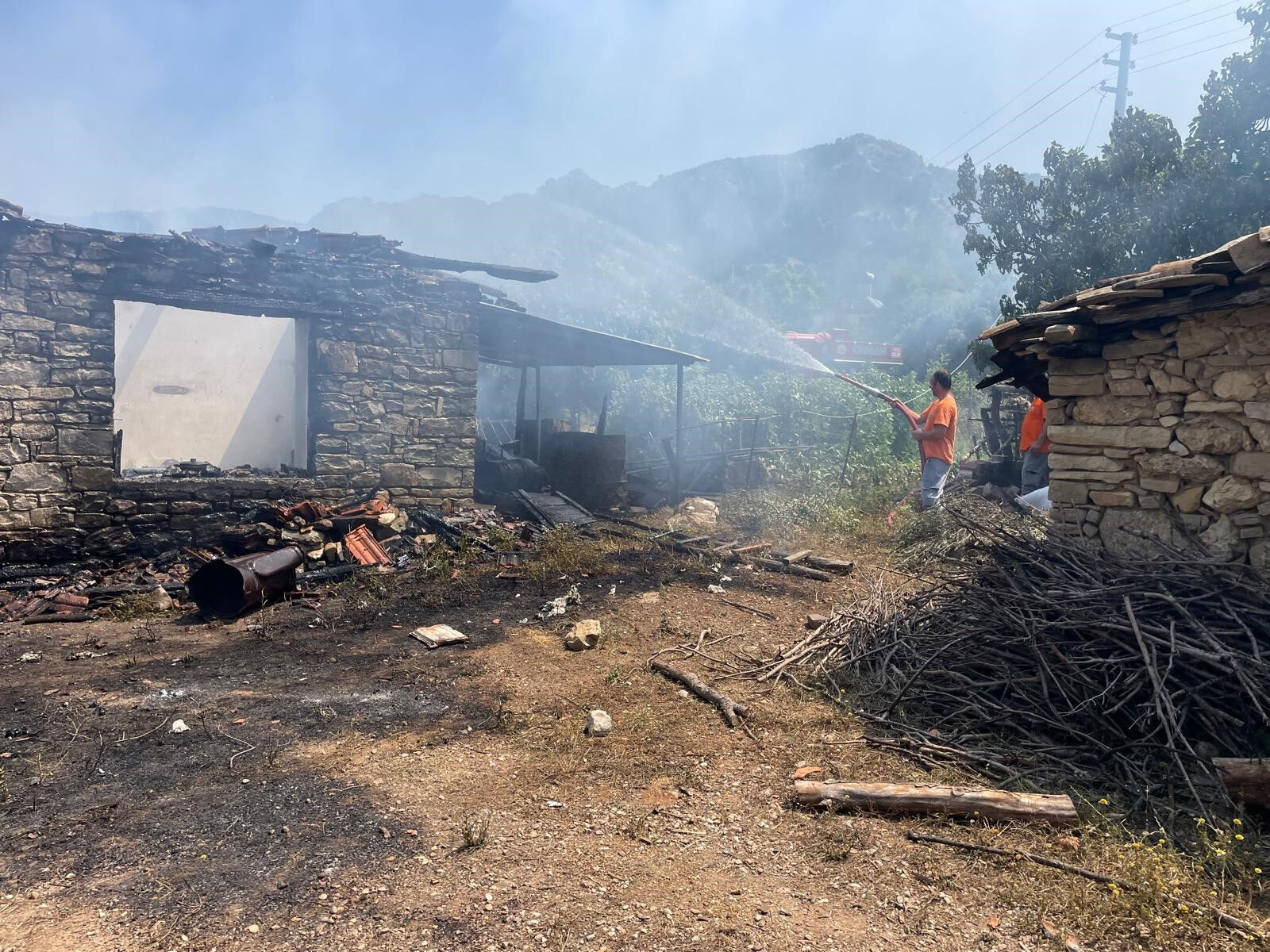 Yangında hem evi hem de biriktirdiği binlerce lirası kül oldu - 1. Resim