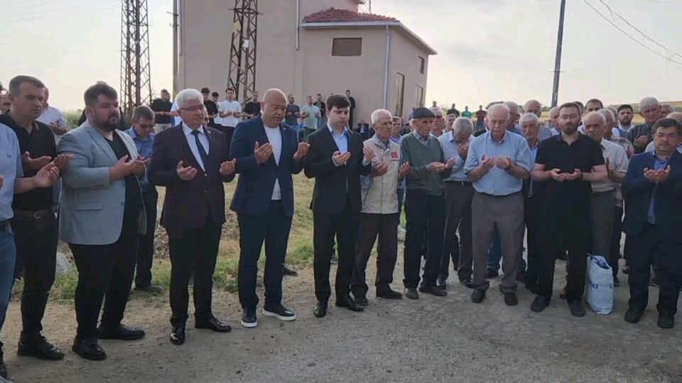 90 yıldır gencinden yaşlısına yaşatılıyor! 10 bin kişi aynı anda bayramlaştı, sıranın ucu gözükmedi - 1. Resim