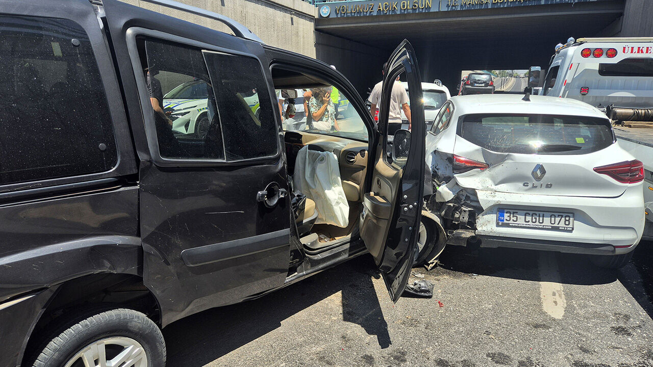Acı haberi Bakan Yerlikaya duyurdu! 863 trafik kazasında 10 kişi hayatını kaybetti, 1319 kişi yaralandı Acı haberi Bakan Yerlikaya duyurdu! 863 trafik kazasında 10 kişi hayatını kaybetti, 1319 kişi yaralandı - 1. Resim