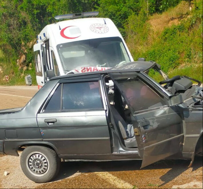 Adana'da kaza! Otomobil ambulansla çarpıştı, ölü ve yaralılar var Adana'da kaza! Otomobil ambulansla çarpıştı, ölü ve yaralılar var - 1. Resim