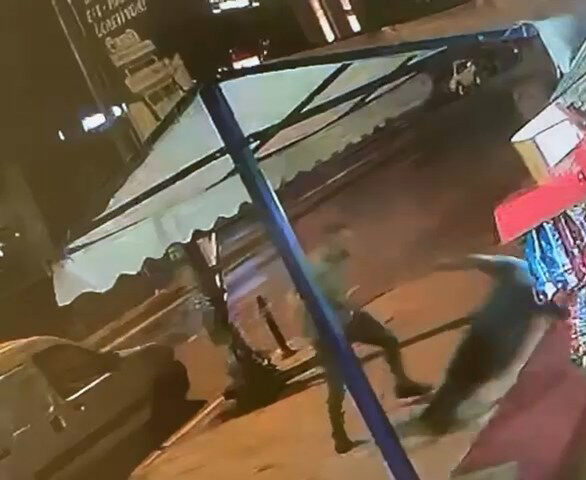 Tek yumrukla komalık etti, kalp masajı yaptı! Bağdat Caddesi'nde dehşet anları kamerada Bağdat Caddesi'nde dehşet anları! Komalık eden yumruk: Takip etti sandım, etkisiz hale getirdim - 2. Resim
