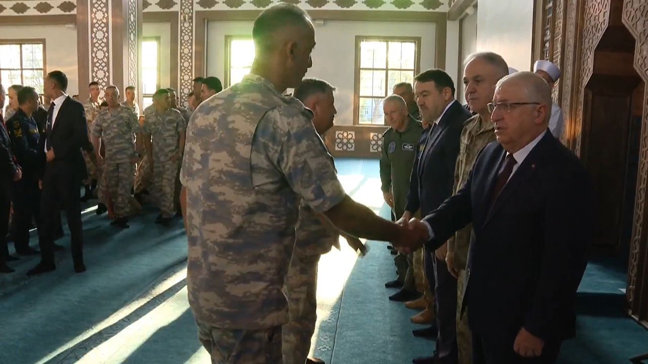 Bakan Güler, Mehmetçikle bayramlaştı Bakan Güler, Mehmetçikle bayramlaştı