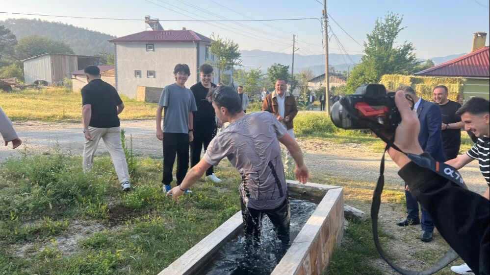 Bayram namazına gitmeyen genç mahalleliden kaçamadı! Yarım asırlık geleneğe uykuda yakalandı... Bayram namazına gitmeyen genç mahalleliden kaçamadı! Yarım asırlık geleneğe uykuda yakalandı... - 4. Resim