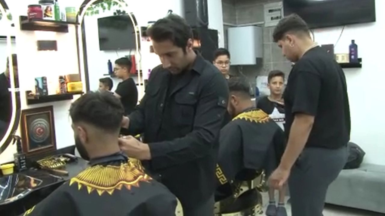 Berberlerin mesaisi sabaha kadar sürdü! "Kaç kişiyi tıraş ettiğimi sayamadım" Berberlerin mesaisi sabaha kadar sürdü! "Kaç kişiyi tıraş ettiğimi sayamadım"