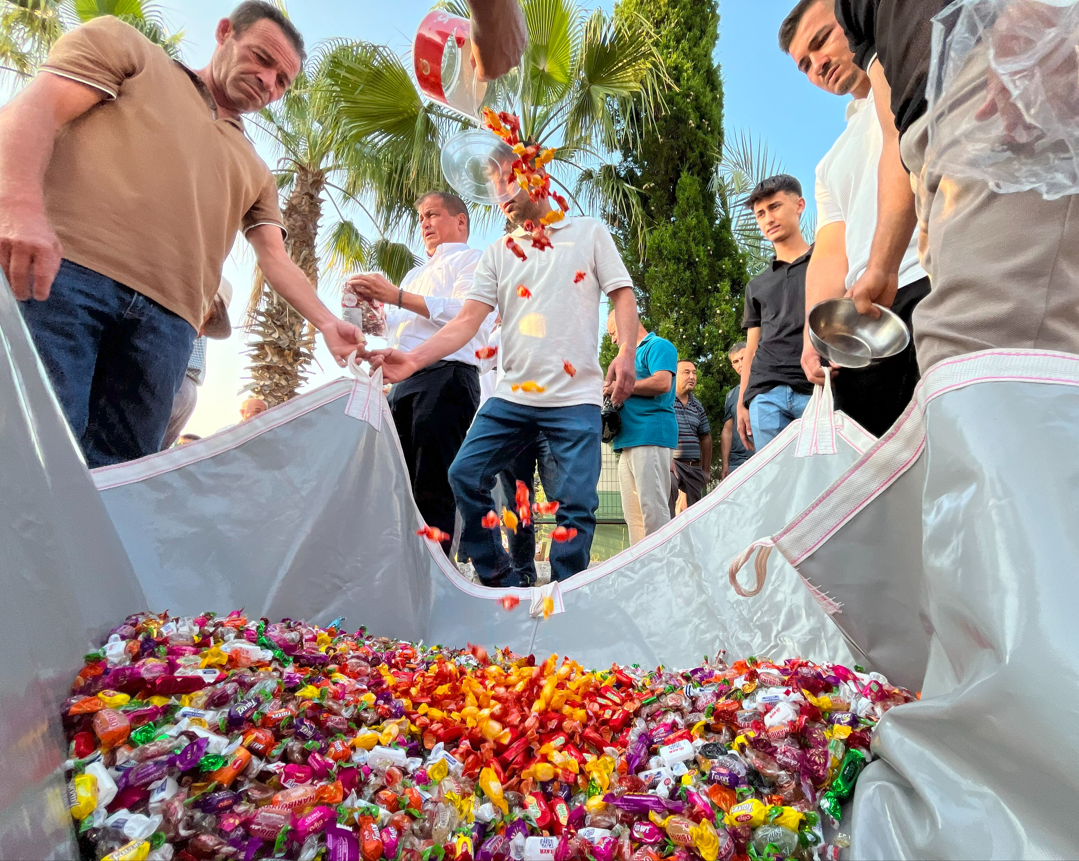 75 yıllık bayram geleneği! Çocuklar şekere doydu, 'Amin' duası edildi - 2. Resim