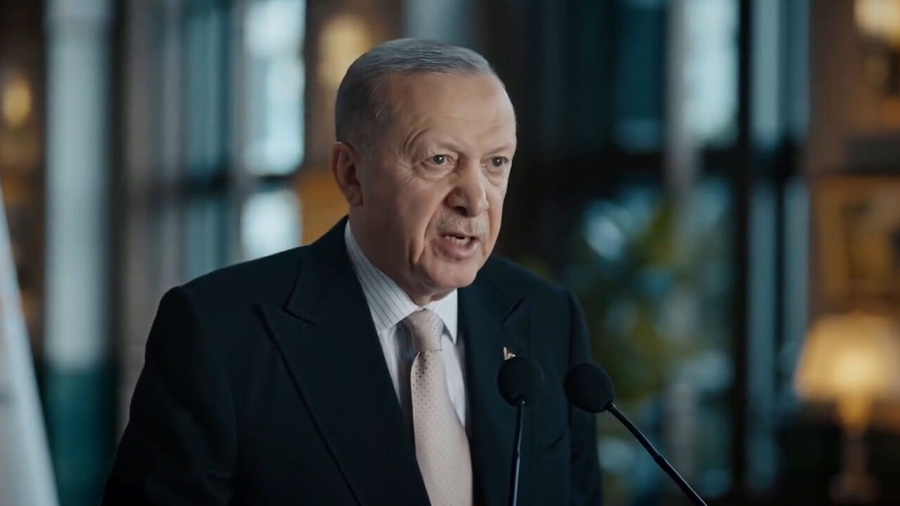 Cumhurbaşkanı Erdoğan'dan bayram mesajı! CHP'ye yüklendi: Şehirlerimiz uçurumun eşiğinde Cumhurbaşkanı Erdoğan'dan bayram mesajı! CHP'ye yüklendi: Şehirlerimiz uçurumun eşiğinde - 1. Resim