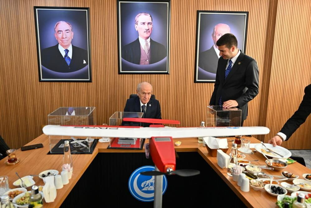 Devlet Bahçeli, Ülkü Ocakları'nı ziyaret etti: Kahvaltıda bayramlaştı Devlet Bahçeli, Ülkü Ocakları'nı ziyaret etti: Kahvaltı masasında bayramlaştı - 1. Resim