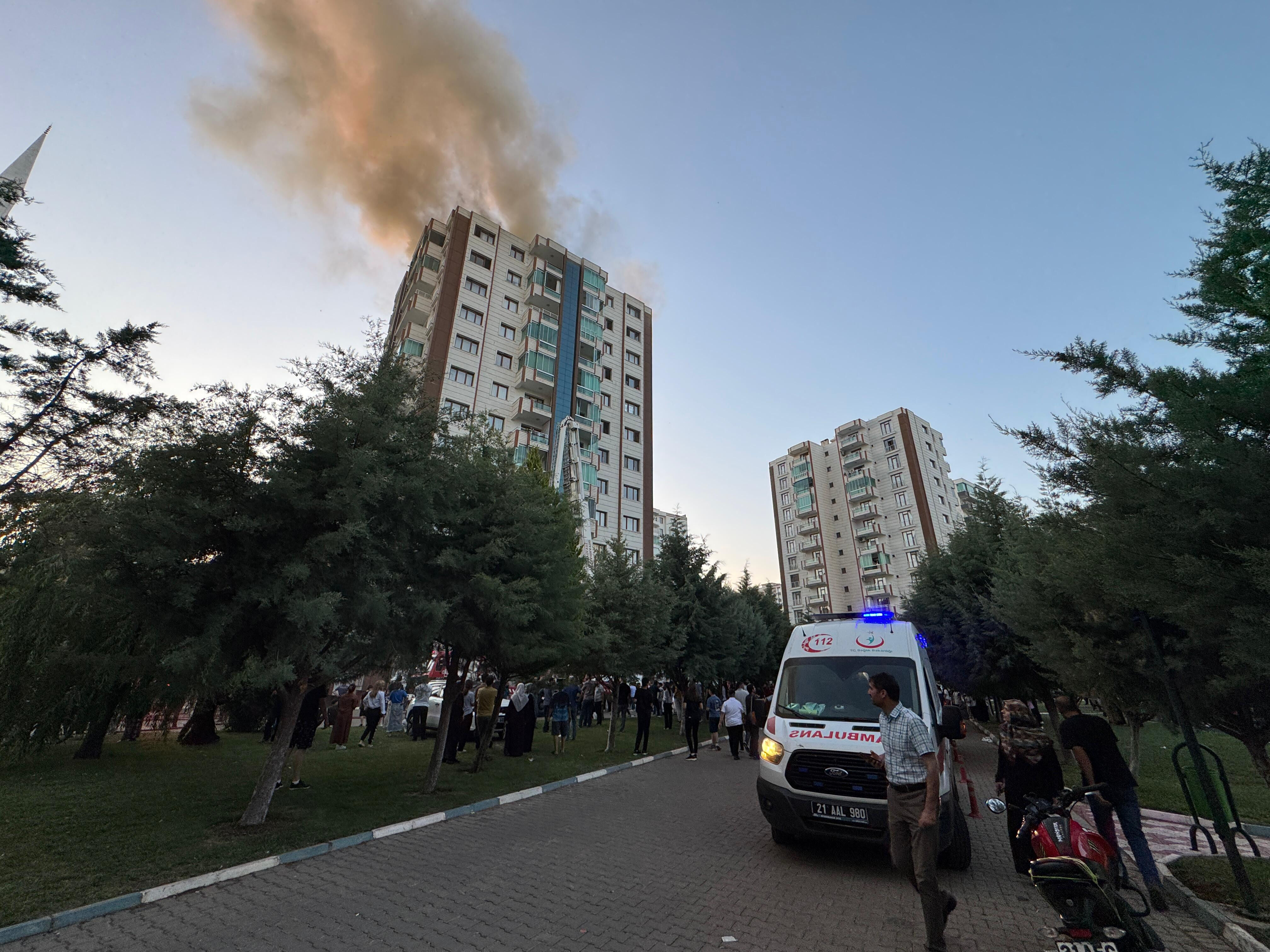 Diyarbakır'daki yangın faciasında kahreden detay! Anne ve 3 evladı gece yarısı defnedildi... Diyarbakır'daki yangın faciasında kahreden detay! Anne ve 3 evladı gece yarısı defnedildi... - 2. Resim
