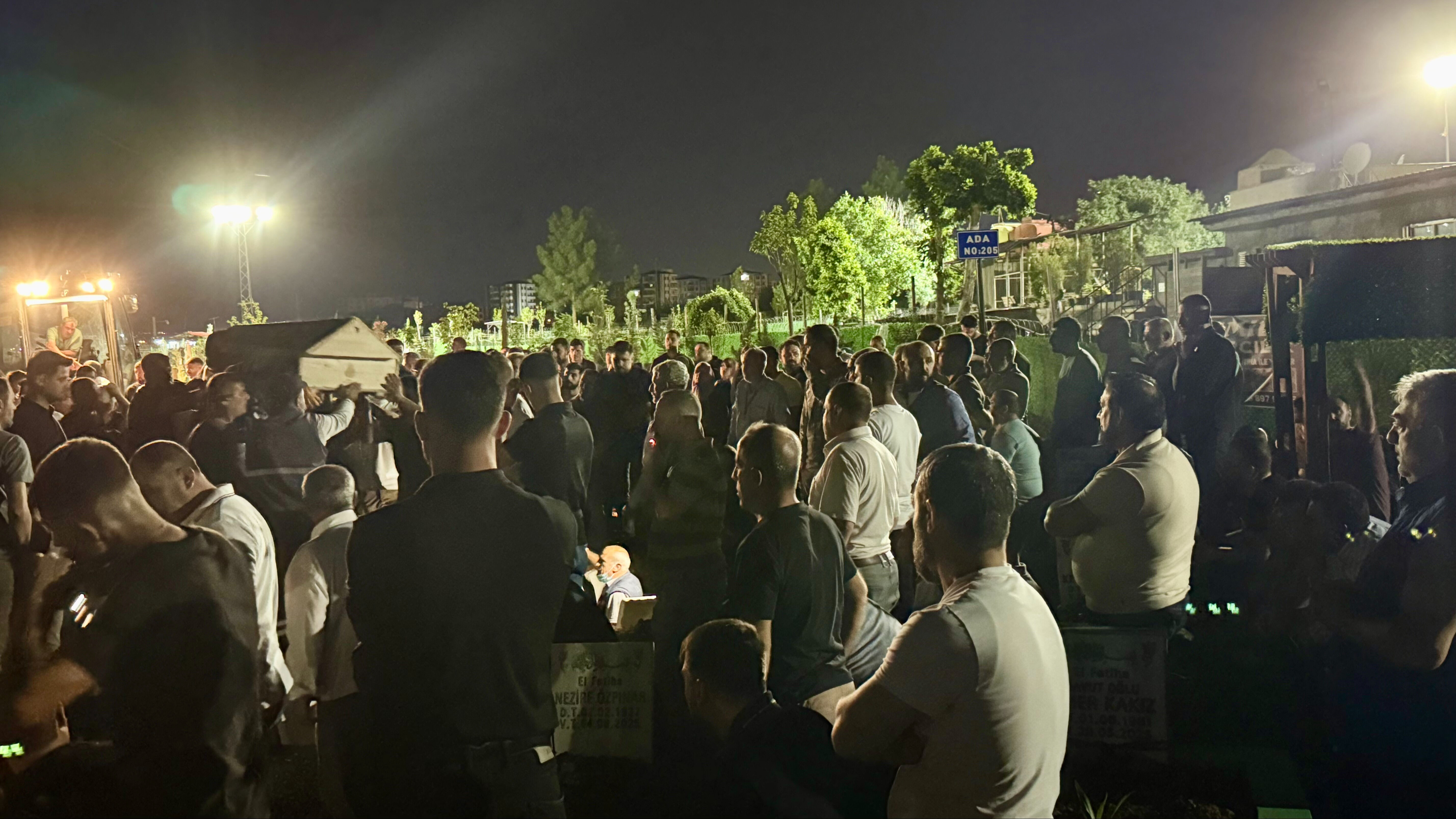 Diyarbakır'daki yangın faciasında kahreden detay! Anne ve 3 evladı gece yarısı defnedildi... Diyarbakır'daki yangın faciasında kahreden detay! Anne ve 3 evladı gece yarısı defnedildi... - 5. Resim