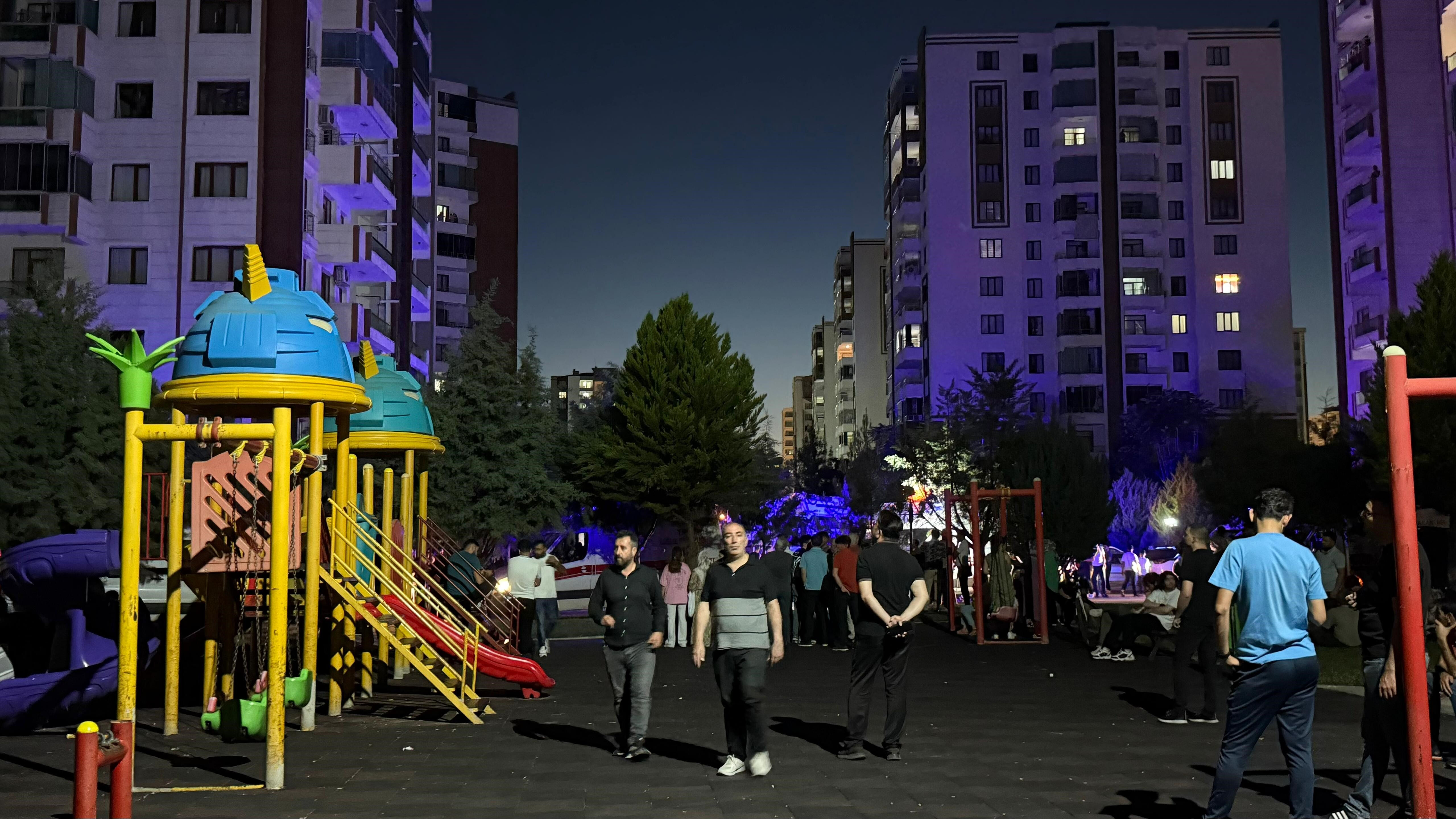 Diyarbakır'daki yangın faciasında kahreden detay! Anne ve 3 evladı gece yarısı defnedildi... Diyarbakır'daki yangın faciasında kahreden detay! Anne ve 3 evladı gece yarısı defnedildi... - 3. Resim