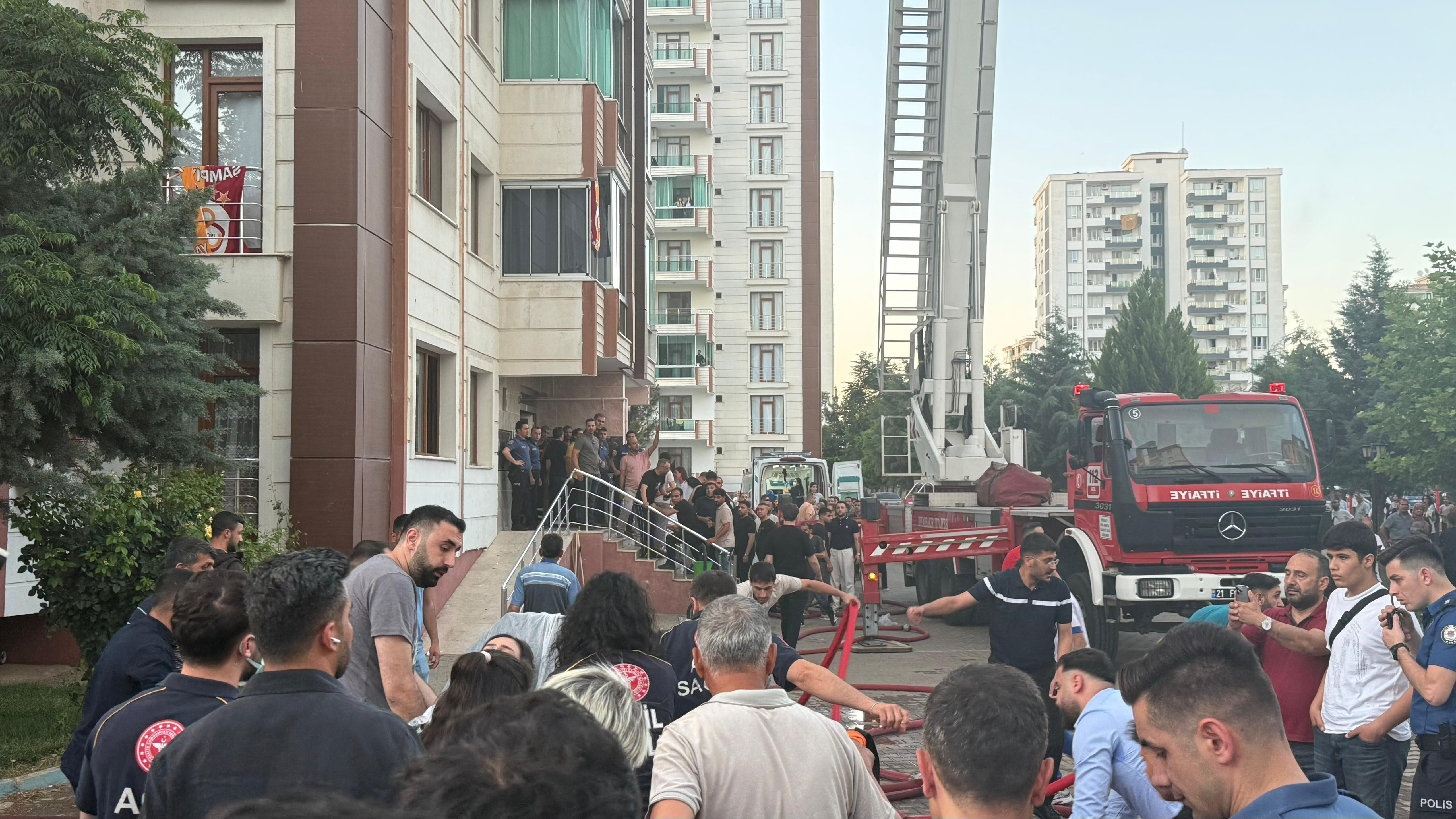 Diyarbakır'daki yangın faciasında kahreden detay! Anne ve 3 evladı gece yarısı defnedildi... Diyarbakır'daki yangın faciasında kahreden detay! Anne ve 3 evladı gece yarısı defnedildi... - 1. Resim