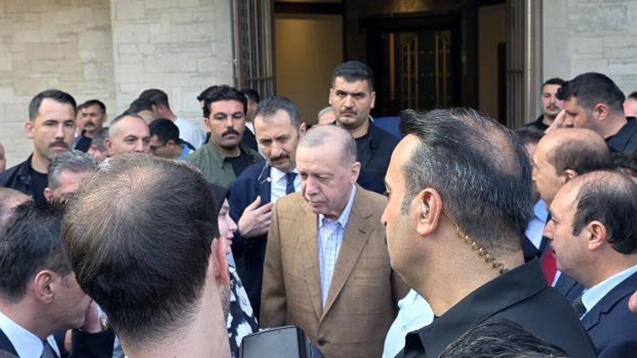 Erdoğan bayramı Marmaris'te karşıladı! Namaz sonrası vatandaşlarla bir araya geldi Erdoğan bayramı Marmaris'te karşıladı! Namaz sonrası vatandaşlarla bir araya geldi - 1. Resim