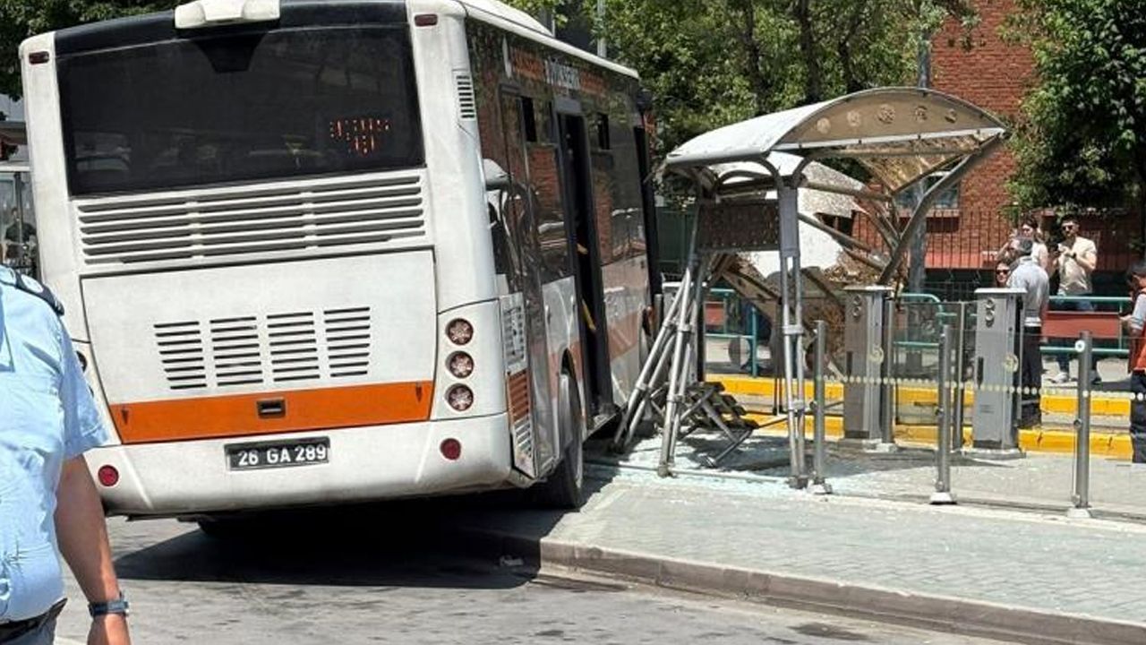 Eskişehir'de otobüs tramvay durağına daldı: 2 yaralı Eskişehir'de otobüs tramvay durağına daldı: 2 yaralı