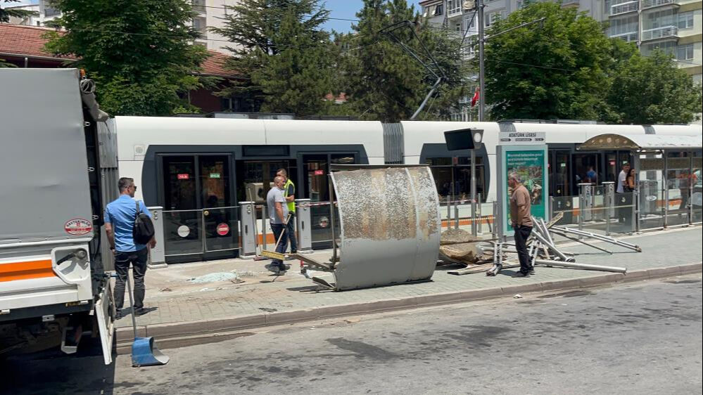 Eskişehir'de otobüs tramvay durağına daldı: 2 yaralı Eskişehir'de otobüs tramvay durağına daldı: 2 yaralı - 1. Resim