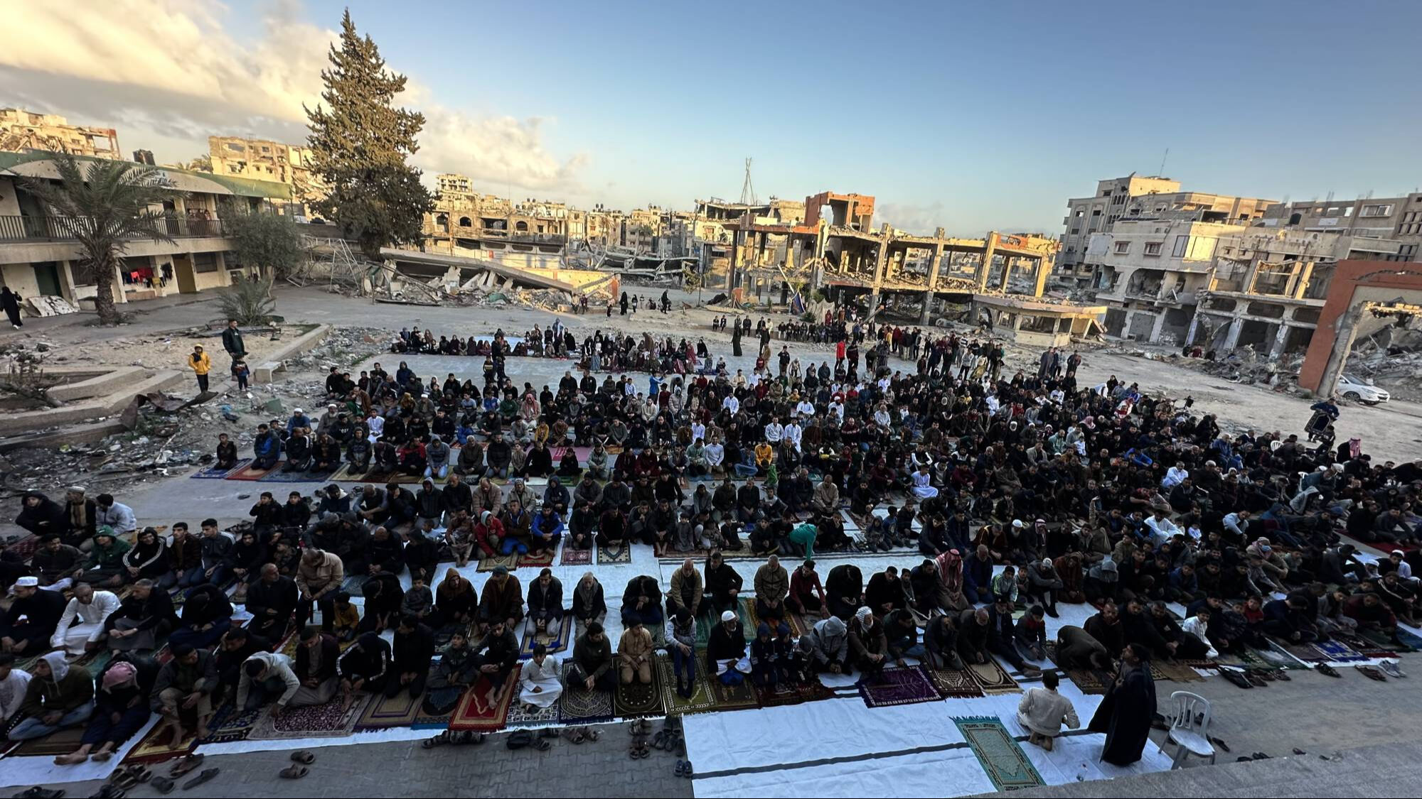 Gazze'de Filistinliler bayram namazını İsrail'in saldırılarında yıkılan camilerin enkazında kıldı Gazze'de Filistinliler bayram namazını İsrail'in saldırılarında yıkılan camilerin enkazında kıldı - 1. Resim