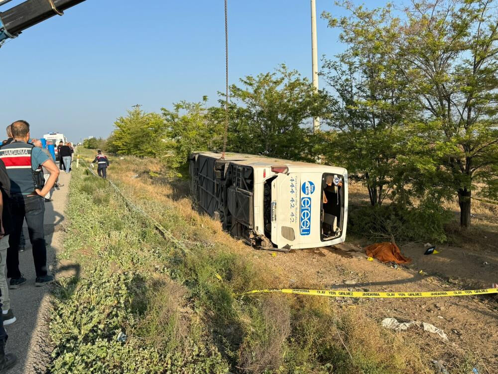 Konya'da yolcu otobüsü devrildi! Ölü ve yaralılar var Konya'da yolcu otobüsü devrildi! Ölü ve yaralılar var - 1. Resim