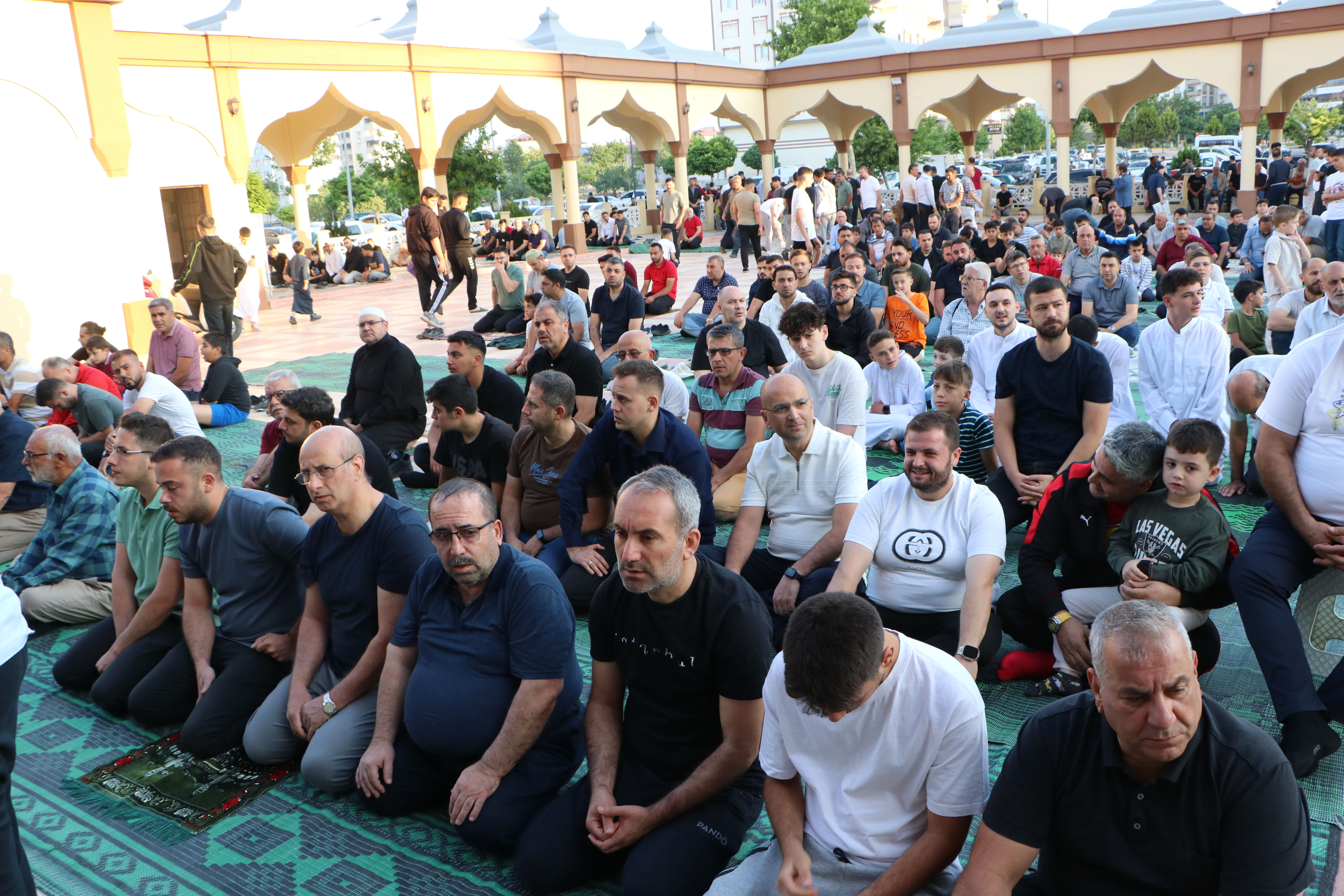 Kurban Bayramı coşkusu! Genci yaşlısı camiye koştu... Bayram namazı kılındı Kurban Bayramı coşkusu! Genci yaşlısı camiye koştu... Bayram namazı kılındı - 1. Resim