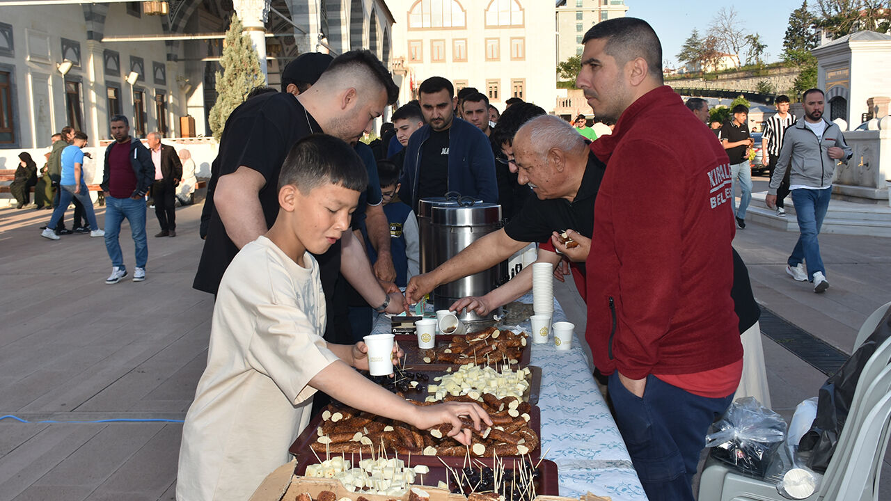 Kurban Bayramı coşkusu! Genci yaşlısı camiye koştu... Bayram namazı kılındı Kurban Bayramı coşkusu! Genci yaşlısı camiye koştu... Bayram namazı kılındı - 5. Resim