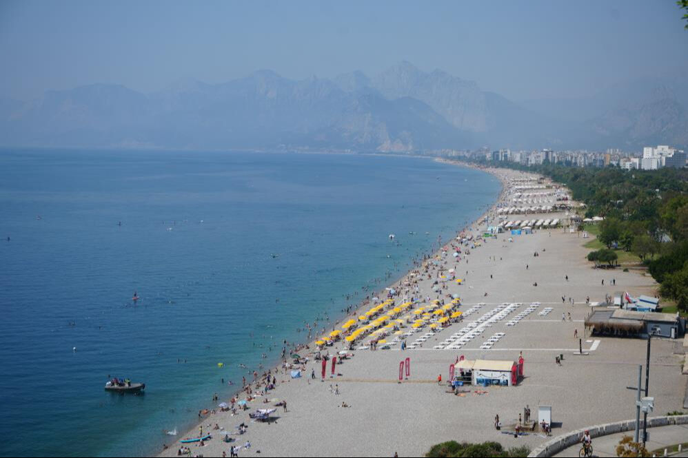 Kurban Bayramı'nın ilk gününde Antalya sahilleri doldu taştı! Kurban Bayramı'nın ilk gününde Antalya sahilleri doldu taştı! - 2. Resim