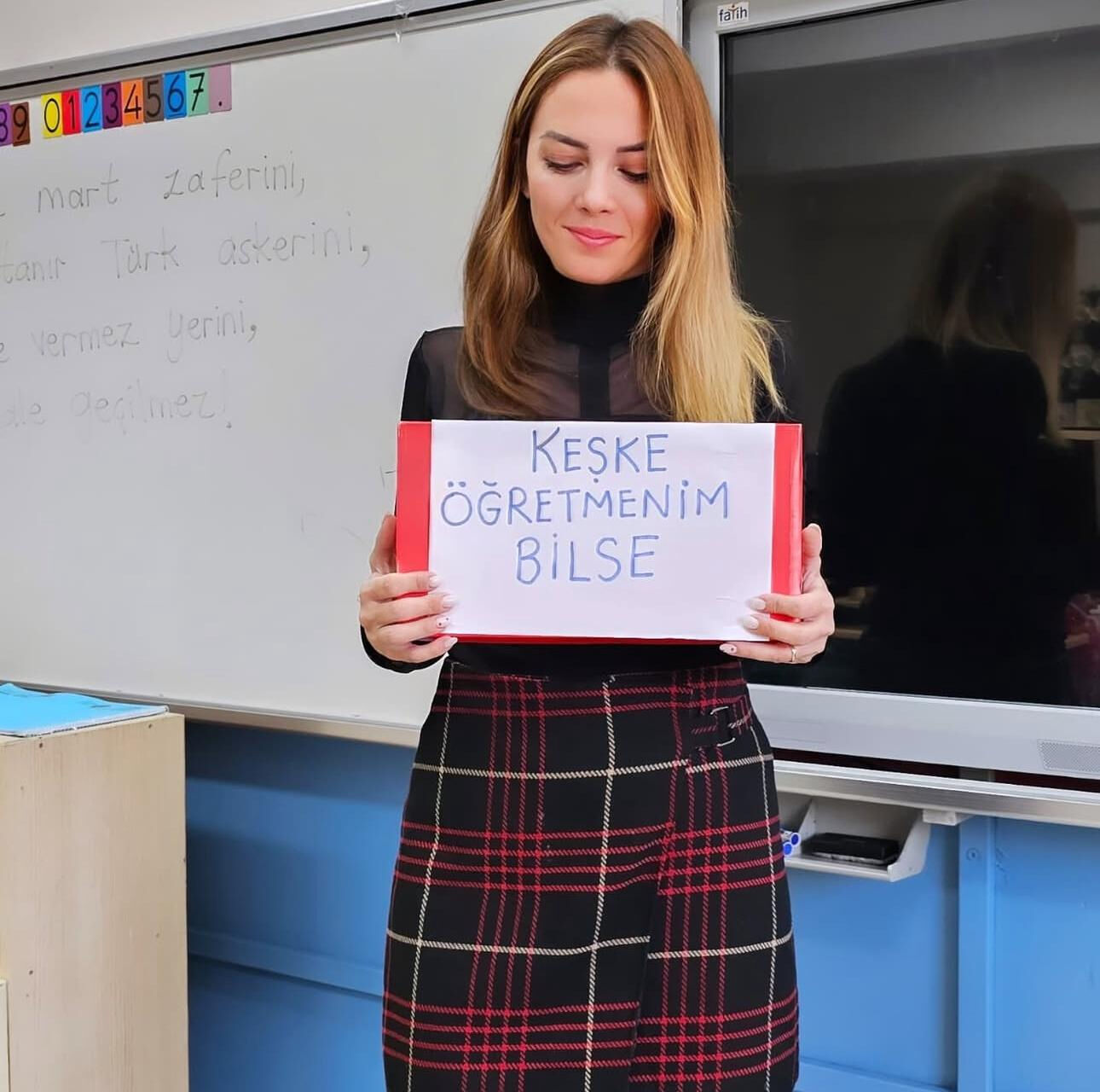 Öğretmen değil dert annesi... Sabiha öğretmenin sınıfa koyduğu sandık dalga dalga yayılıyor - 1. Resim