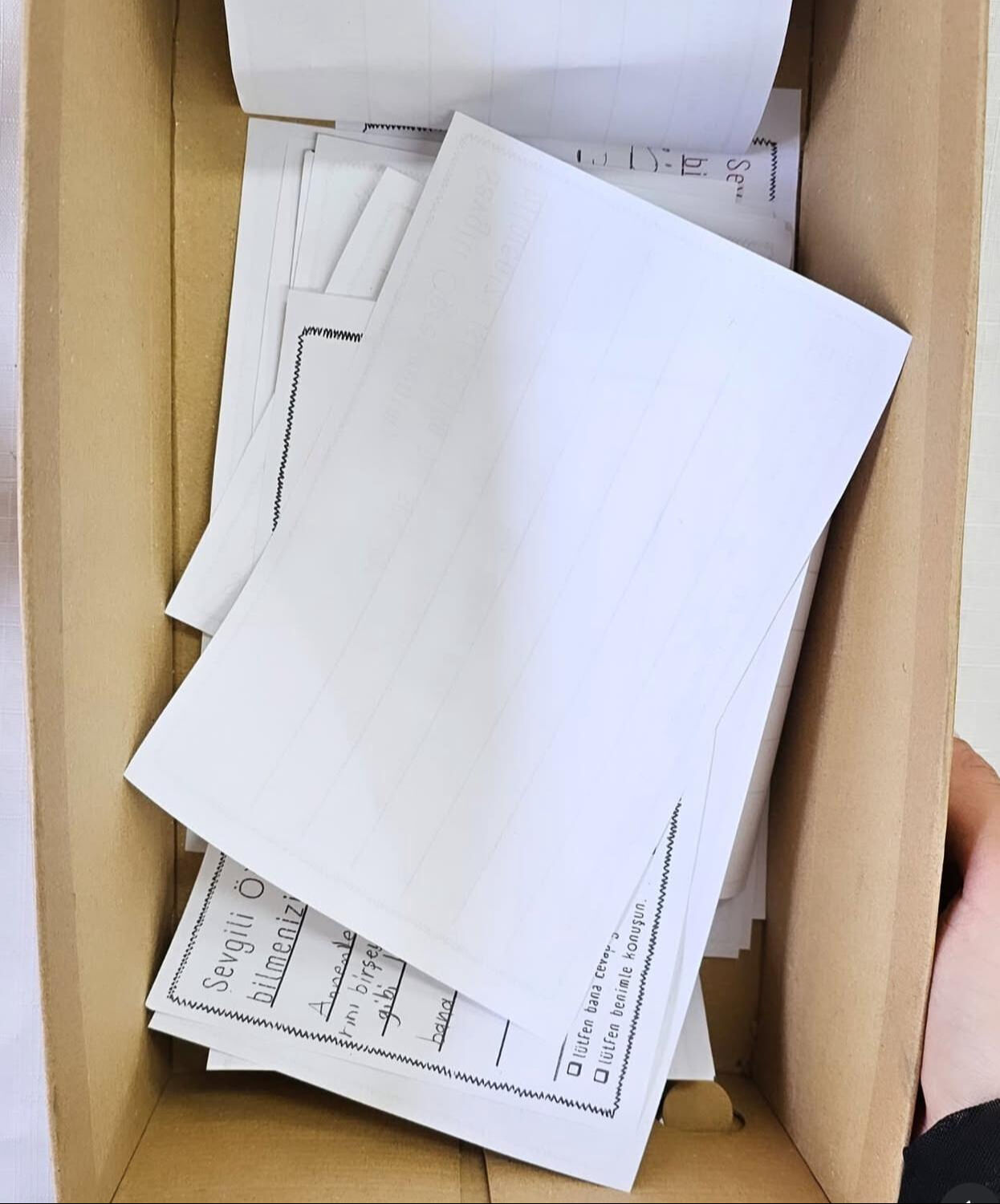 Öğretmen değil dert annesi... Sabiha öğretmenin sınıfa koyduğu sandık dalga dalga yayılıyor - 2. Resim