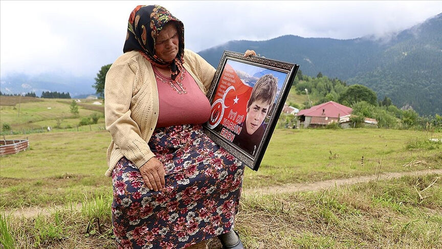 Şehit Eren Bülbül'ün annesine DEM Parti'den sürpriz telefon Şehit Eren Bülbül'ün annesine DEM Parti'den sürpriz telefon - 1. Resim