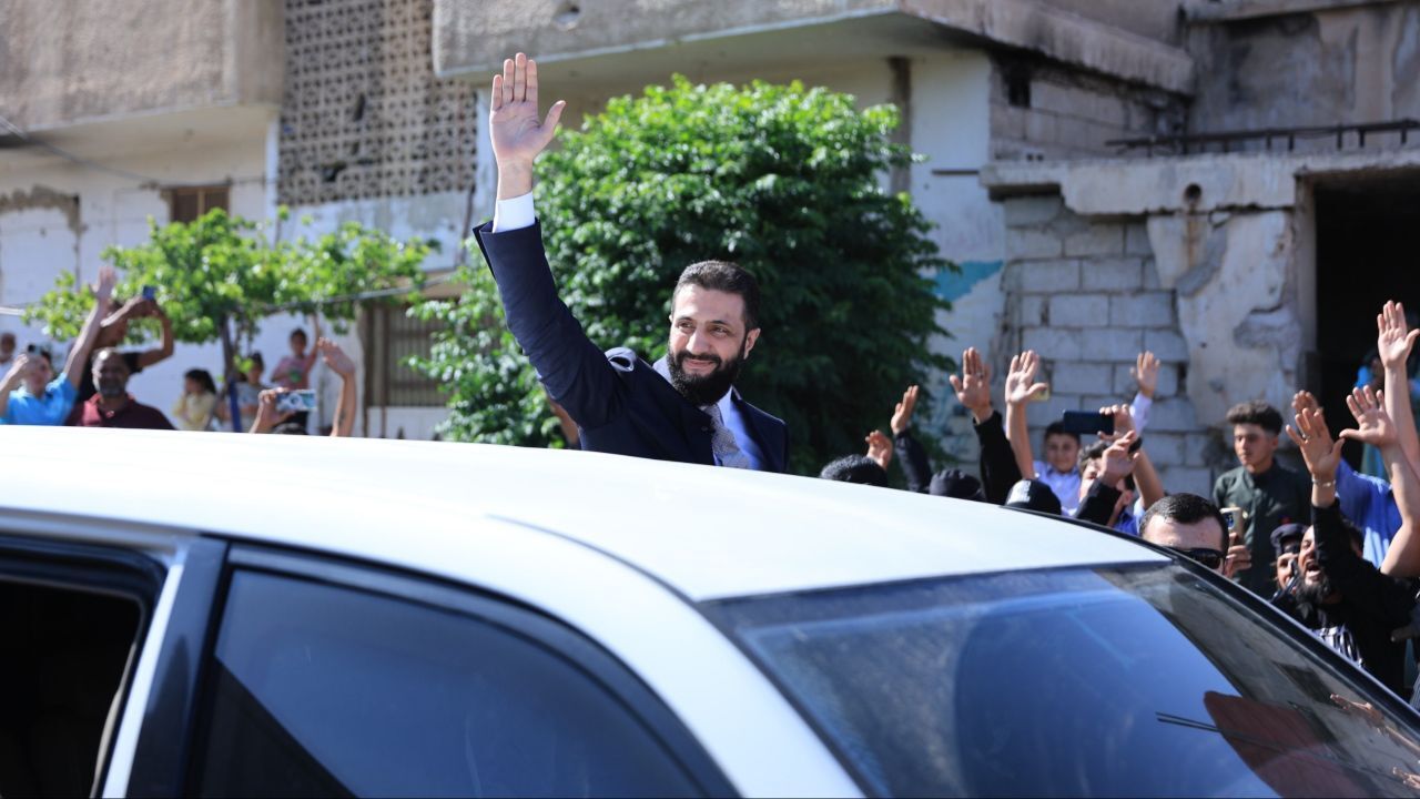 Suriye Devlet Başkanı Şara'ya 'devrimin beşiği'nde yoğun ilgi Suriye Devlet Başkanı Şara'ya 'devrimin beşiği'nde yoğun ilgi