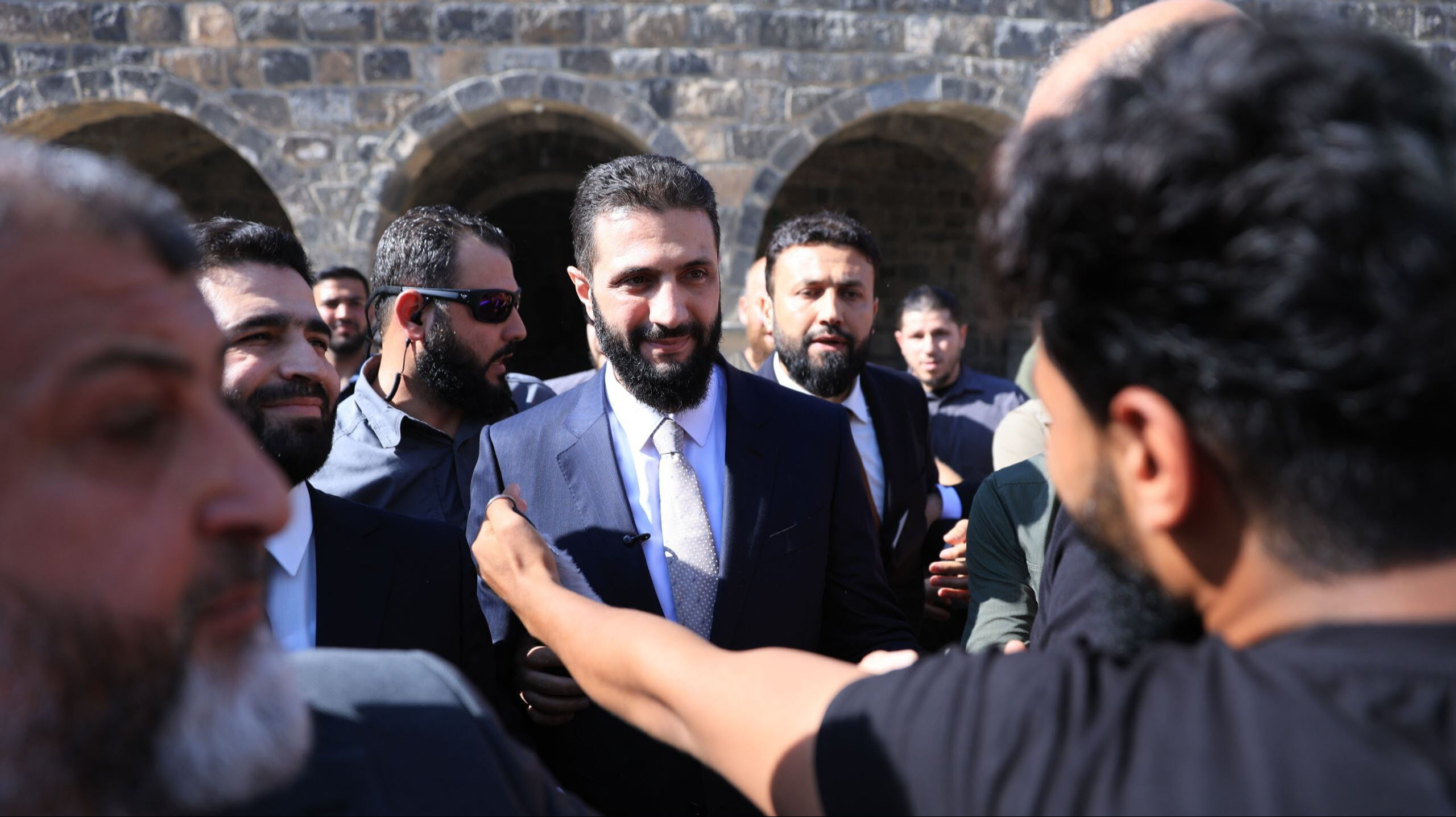 Suriye Devlet Başkanı Şara'ya 'devrimin beşiği'nde yoğun ilgi Suriye Devlet Başkanı Şara'ya 'devrimin beşiği'nde yoğun ilgi - 2. Resim