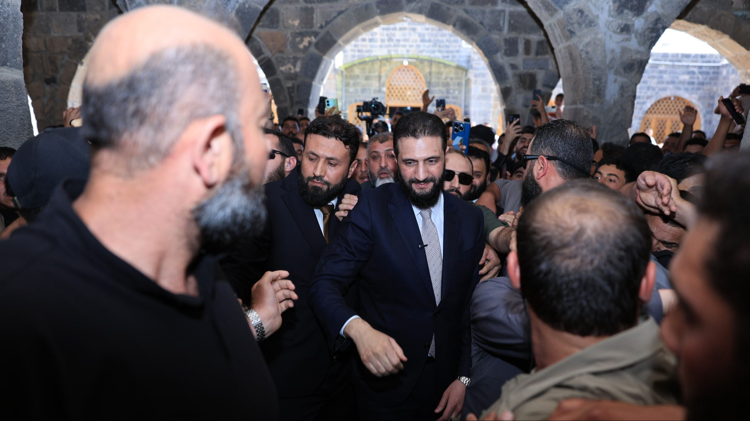 Suriye Devlet Başkanı Şara'ya 'devrimin beşiği'nde yoğun ilgi Suriye Devlet Başkanı Şara'ya 'devrimin beşiği'nde yoğun ilgi - 1. Resim