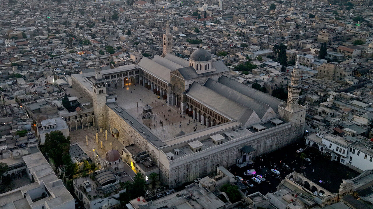 Suriye'de Esad sonrası ilk Kurban Bayramı! O camiye akın ettiler Suriye'de Esad sonrası ilk Kurban Bayramı! O camiye akın ettiler - 1. Resim
