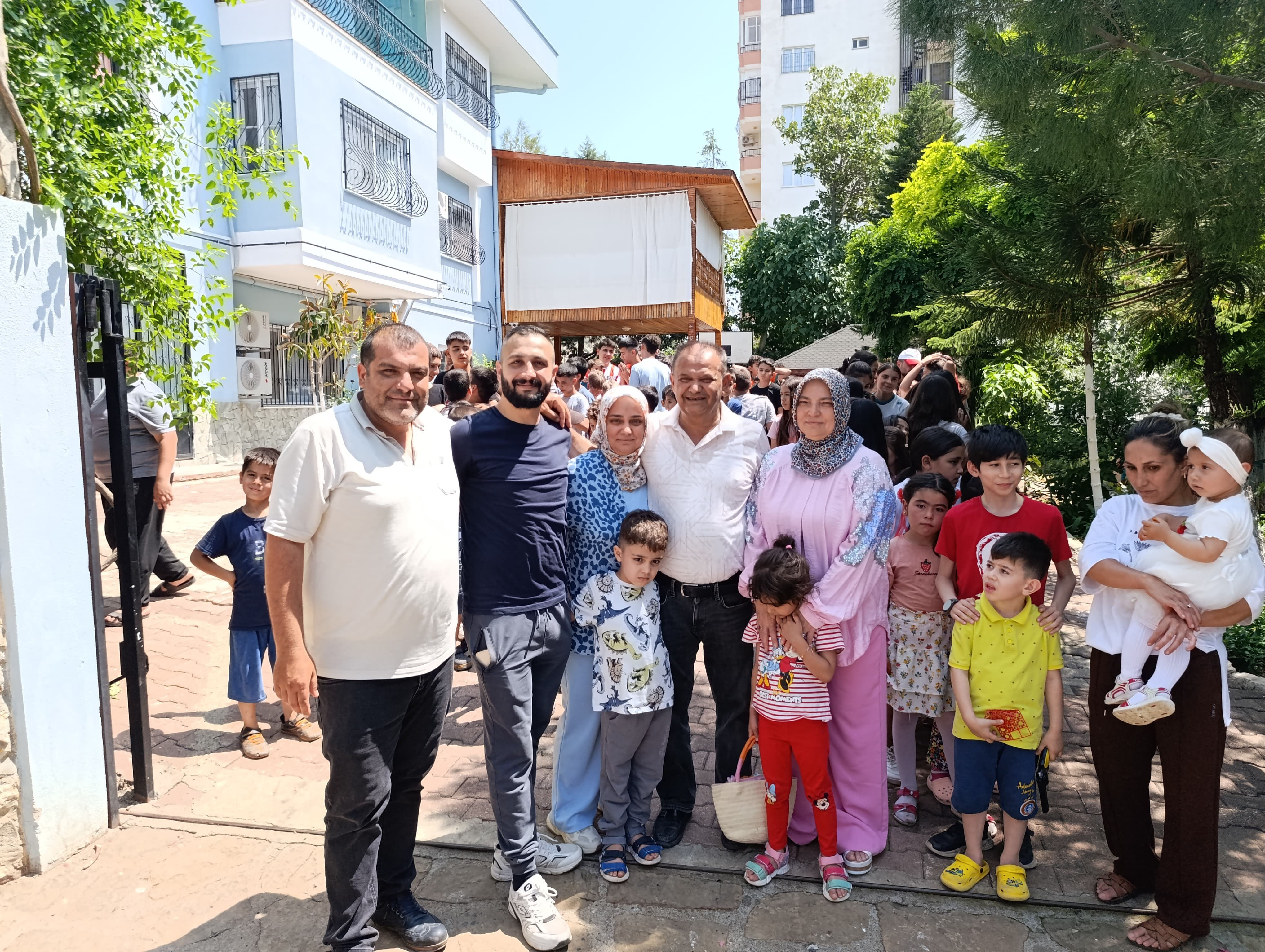 20 yıldır bu geleneği sürdürüyorlar! Adanalı çift bu bayram 600 çocuğu sevindirdi 20 yıldır bu geleneği sürdürüyorlar! Adanalı çift bu bayram 600 çocuğu sevindirdi - 1. Resim