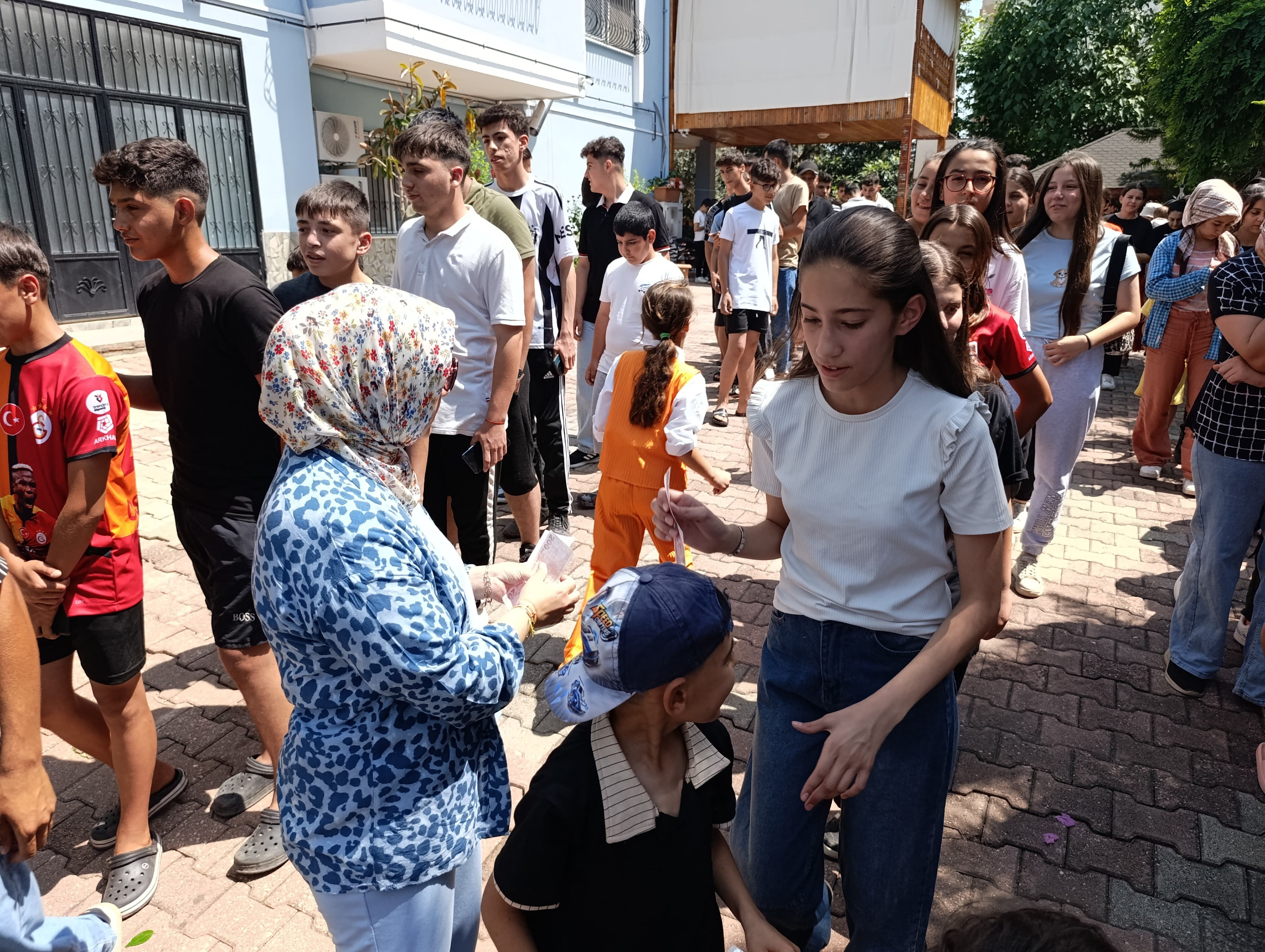20 yıldır bu geleneği sürdürüyorlar! Adanalı çift bu bayram 600 çocuğu sevindirdi 20 yıldır bu geleneği sürdürüyorlar! Adanalı çift bu bayram 600 çocuğu sevindirdi - 3. Resim