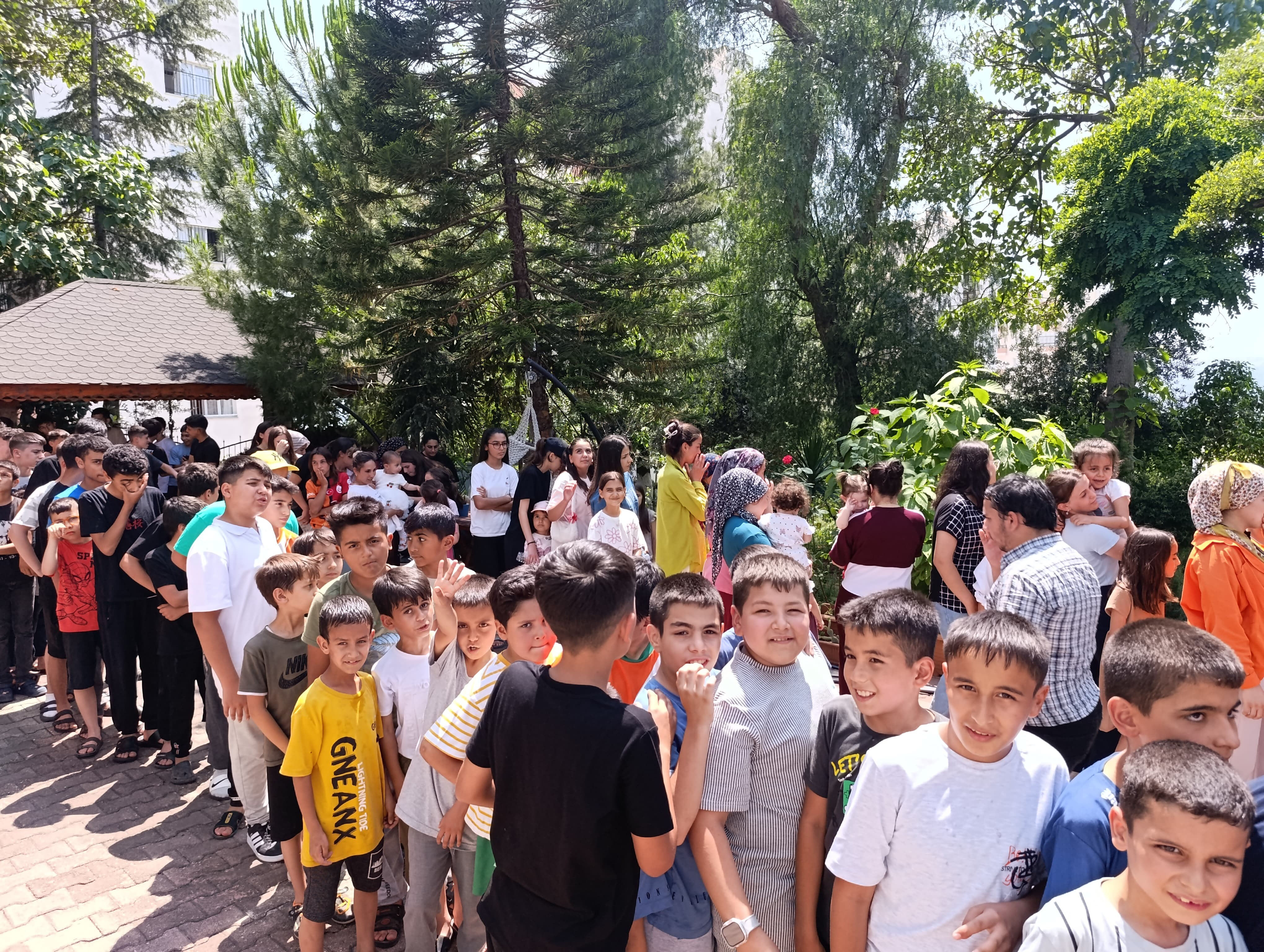 20 yıldır bu geleneği sürdürüyorlar! Adanalı çift bu bayram 600 çocuğu sevindirdi 20 yıldır bu geleneği sürdürüyorlar! Adanalı çift bu bayram 600 çocuğu sevindirdi - 2. Resim