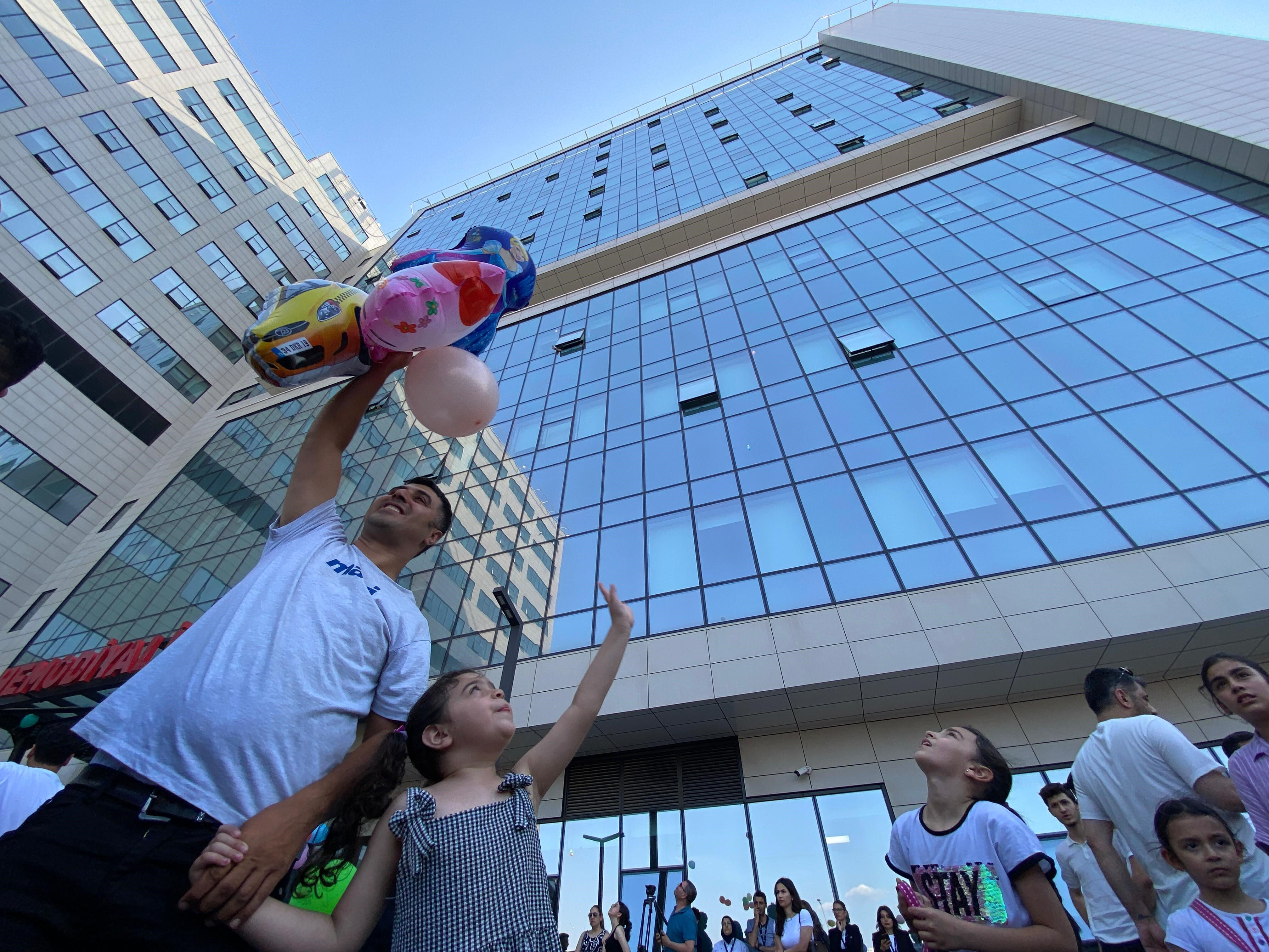Ali Asaf'ın ardından babası çağrıda bulunmuştu! İzmir’de 6 yaşındaki Erhan ve arkadaşları için binlerce balon gökyüzüne bırakıldı - 4. Resim