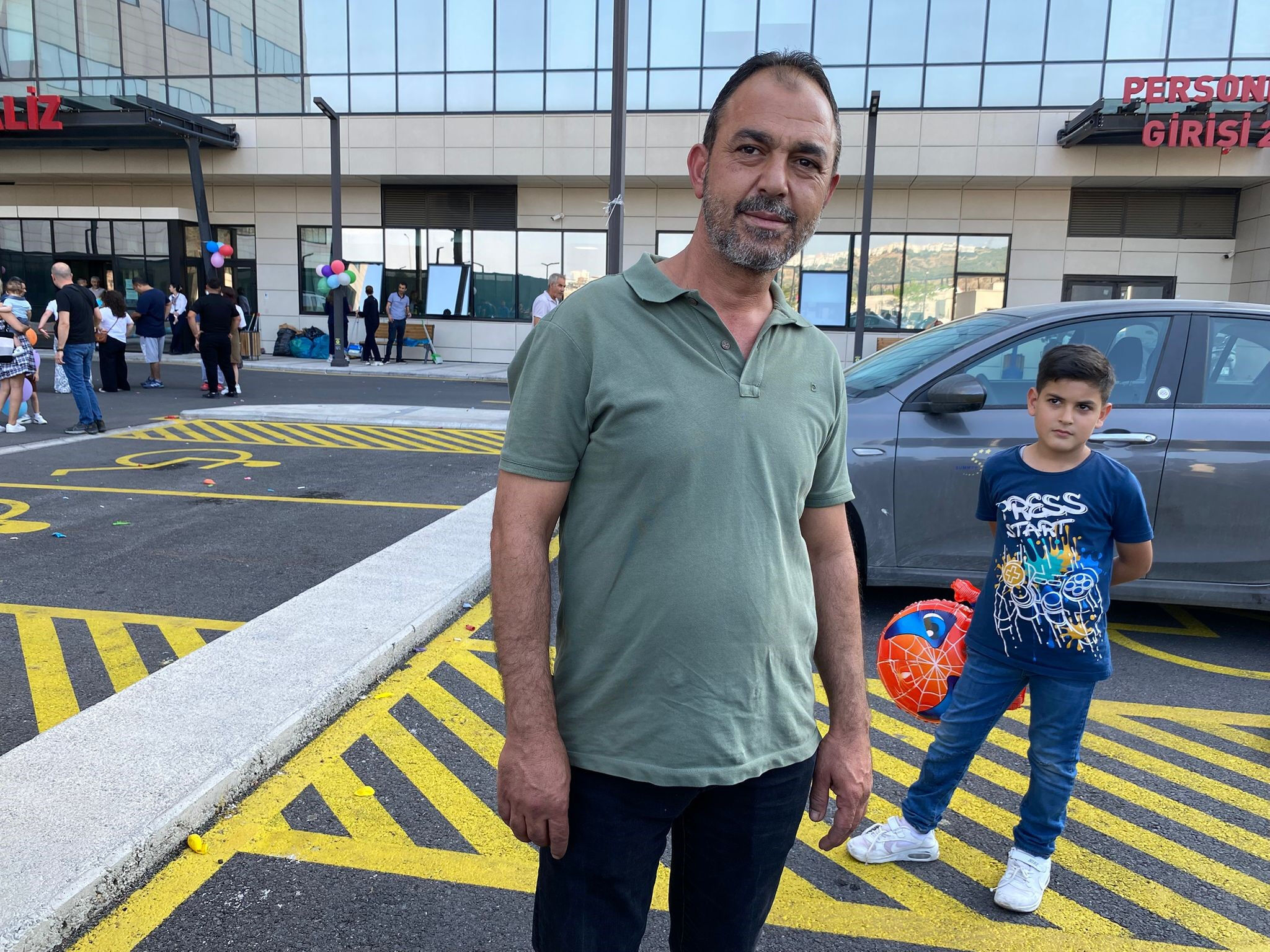 Ali Asaf'ın ardından babası çağrıda bulunmuştu! İzmir’de 6 yaşındaki Erhan ve arkadaşları için binlerce balon gökyüzüne bırakıldı - 3. Resim