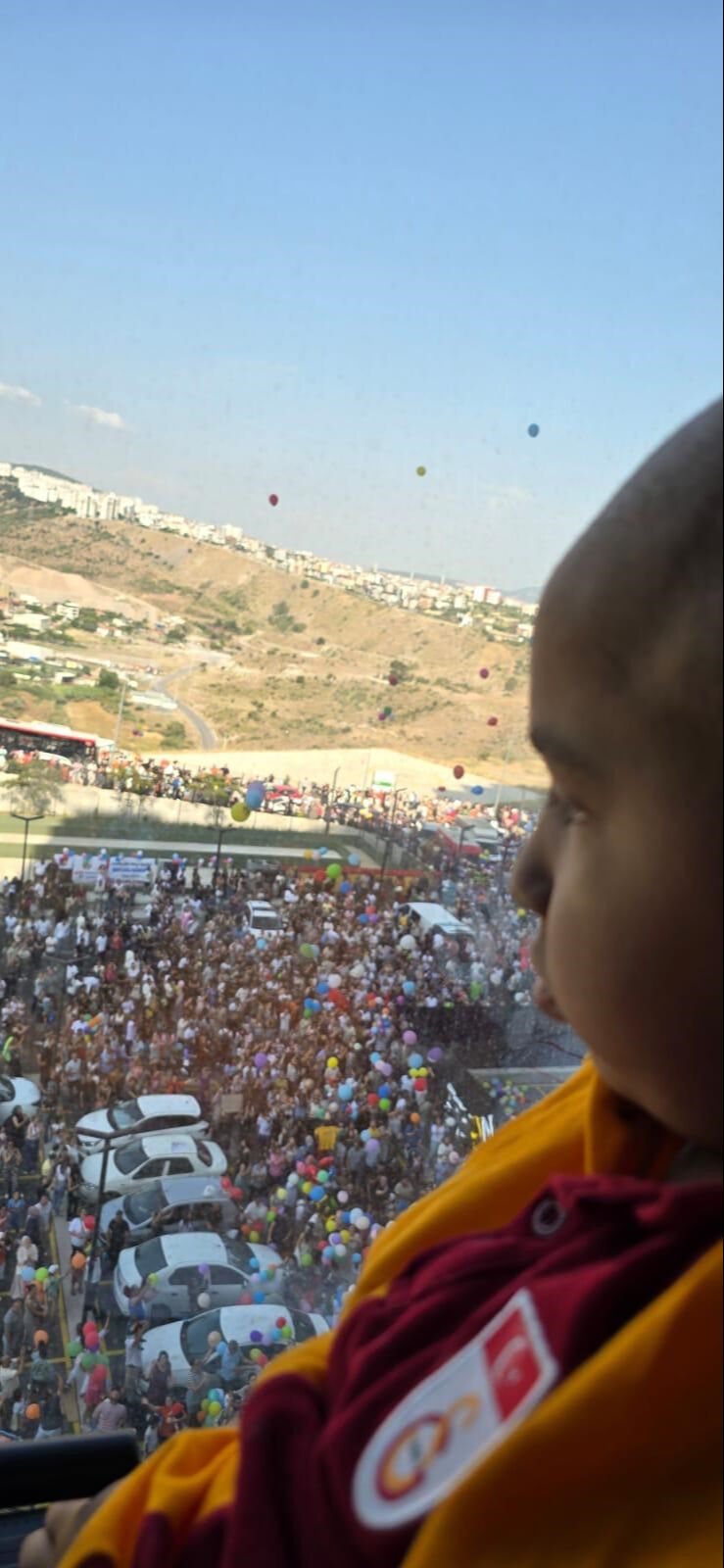 Ali Asaf'ın ardından babası çağrıda bulunmuştu! İzmir’de 6 yaşındaki Erhan ve arkadaşları için binlerce balon gökyüzüne bırakıldı - 1. Resim