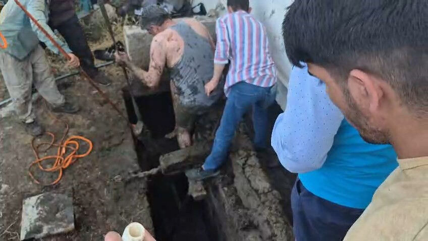 Bağını koparan kurbanlık foseptik çukuruna düştü! Elazığ'da boğa kurtarma operasyonu Bağını koparan kurbanlık foseptik çukuruna düştü! Elazığ'da boğa kurtarma operasyonu - 1. Resim