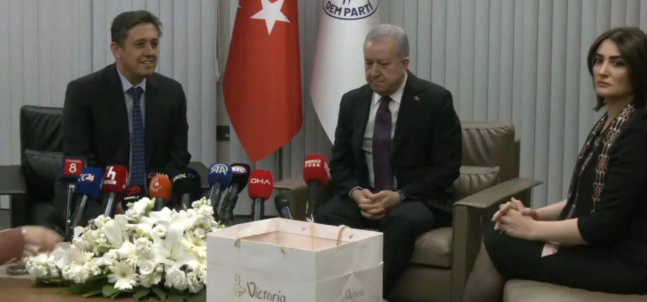 DEM Parti ile bayramlaşmaya giden MHP'li Durmaz'dan dikkat çeken rica! Yanlış anlaşılacak ama... DEM Parti ile bayramlaşmaya giden MHP'li Durmaz'dan dikkat çeken rica! Yanlış anlaşılacak ama... - 1. Resim