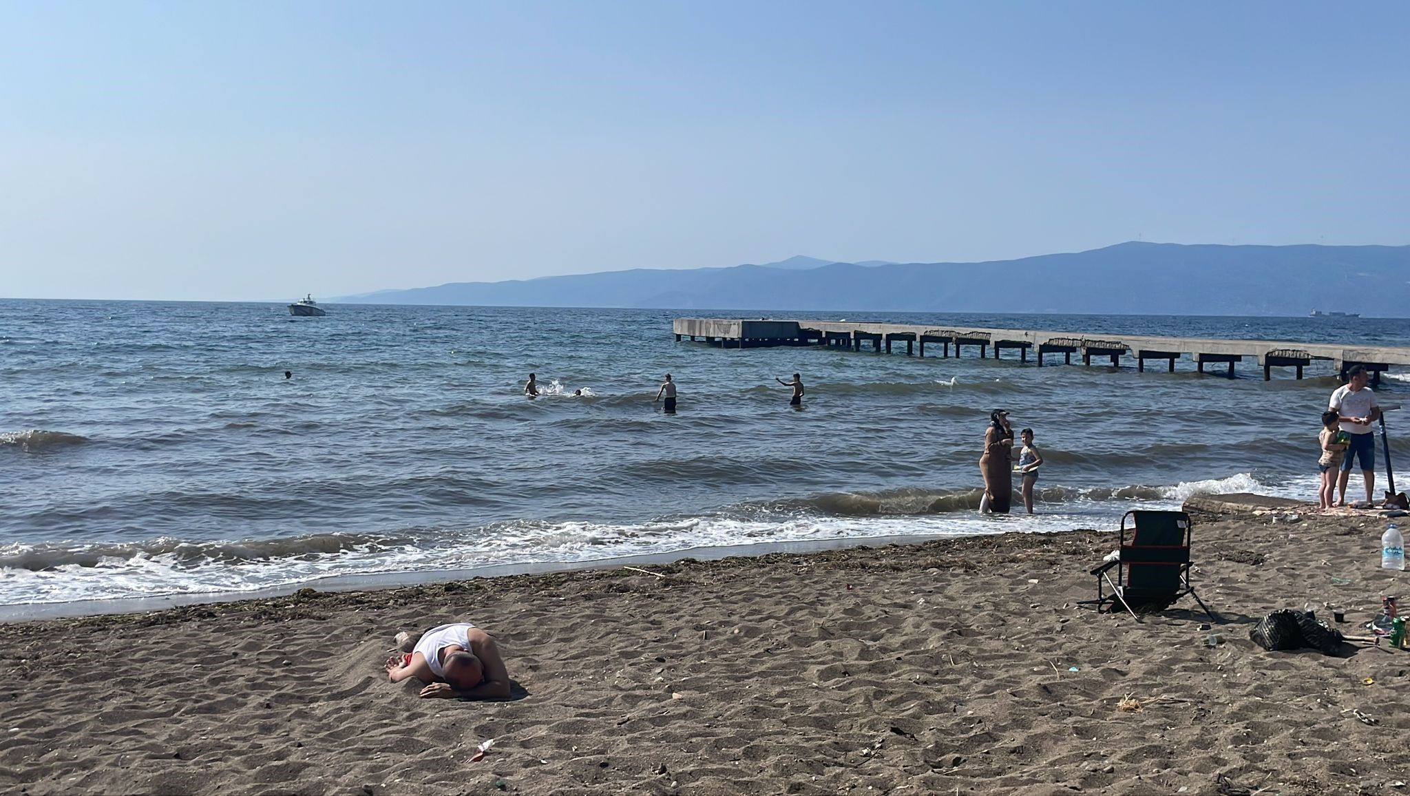 Denizde can pazarı! Bir çocuk boğuldu, kurtarmak isteyen son anda kurtarıldı Denizde can pazarı! Bir çocuk boğuldu, kurtarmak isteyen son anda kurtarıldı - 2. Resim