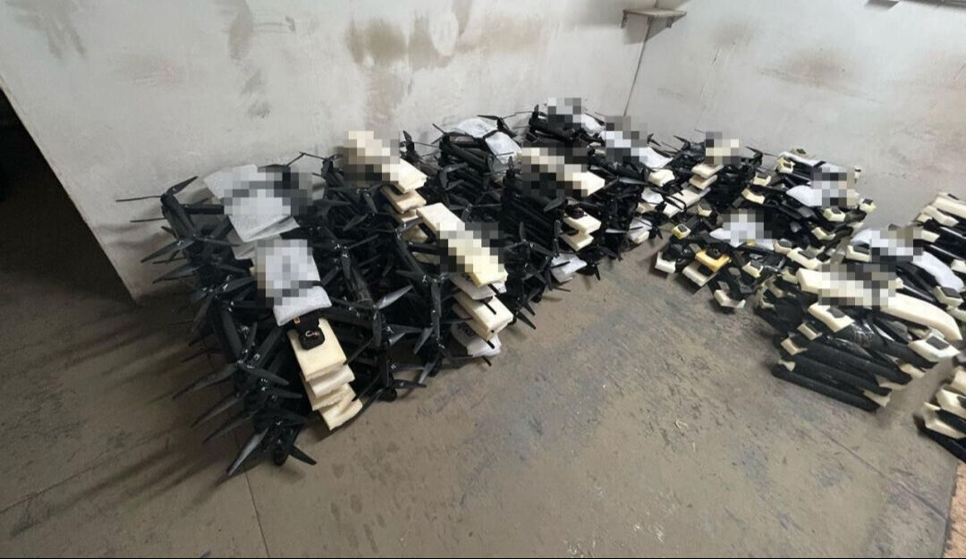 Dünyayı sarsan saldırının bilinmeyenlerini Zelenskiy tek tek anlattı! Rus şoförler kandırıldı, üsler havaya uçtu! Ukrayna istihbaratı Rusya'ya ilk olarak FPV drone'ları, daha sonra da mobil ahşap evleri taşıdı. Daha sonra Rusya Federasyonu topraklarında evlerin çatılarının altına gizlenen İHA'lar kamyonlara yerleştirildi.