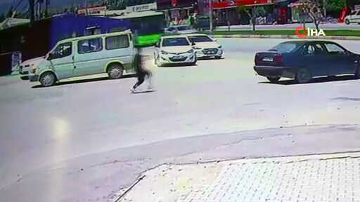 El frenini çekmediği aracın peşinden koştu! Faciaya ramak kala: Kaza anbean kamerada El frenini çekmediği aracın peşinden koştu! Faciaya ramak kala: Kaza anbean kamerada - 3. Resim
