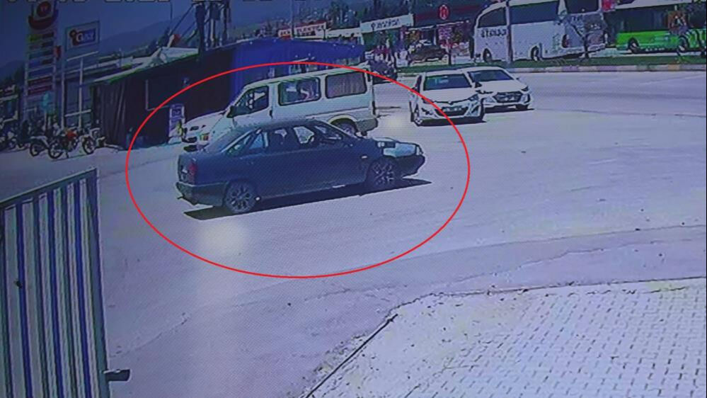 El frenini çekmediği aracın peşinden koştu! Faciaya ramak kala: Kaza anbean kamerada El frenini çekmediği aracın peşinden koştu! Faciaya ramak kala: Kaza anbean kamerada - 1. Resim