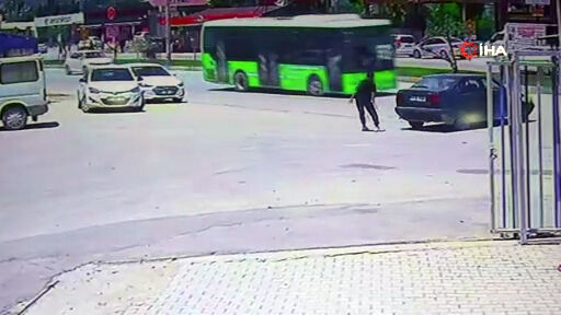 El frenini çekmediği aracın peşinden koştu! Faciaya ramak kala: Kaza anbean kamerada El frenini çekmediği aracın peşinden koştu! Faciaya ramak kala: Kaza anbean kamerada - 2. Resim