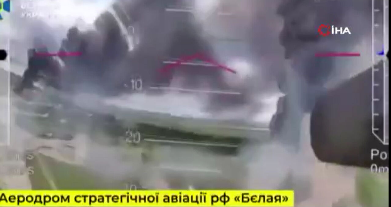 Örümcek Ağı Operasyonundan yeni görüntüler! Ukrayna, Rus bombardıman uçağının imha ediliş anını paylaştı Örümcek Ağı Operasyonundan yeni görüntüler! Ukrayna, Rus bombardıman uçağının imha ediliş anını paylaştı - 1. Resim
