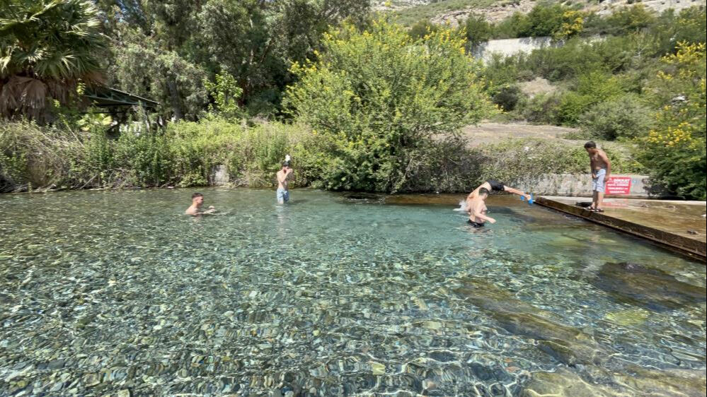 Sıcaktan bunalan, doğal kaynak sularına akın etti! - 2. Resim