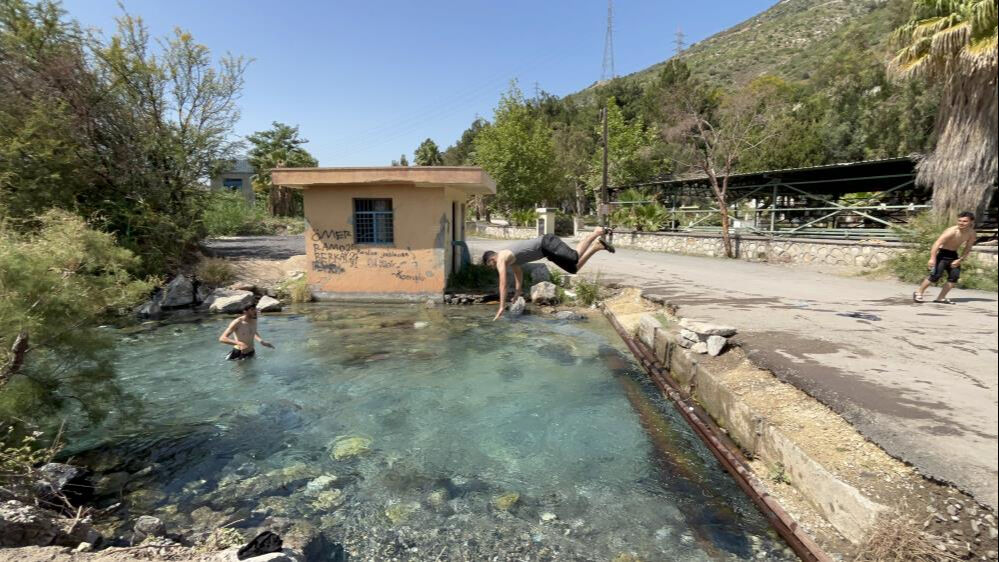 Sıcaktan bunalan, doğal kaynak sularına akın etti! - 1. Resim