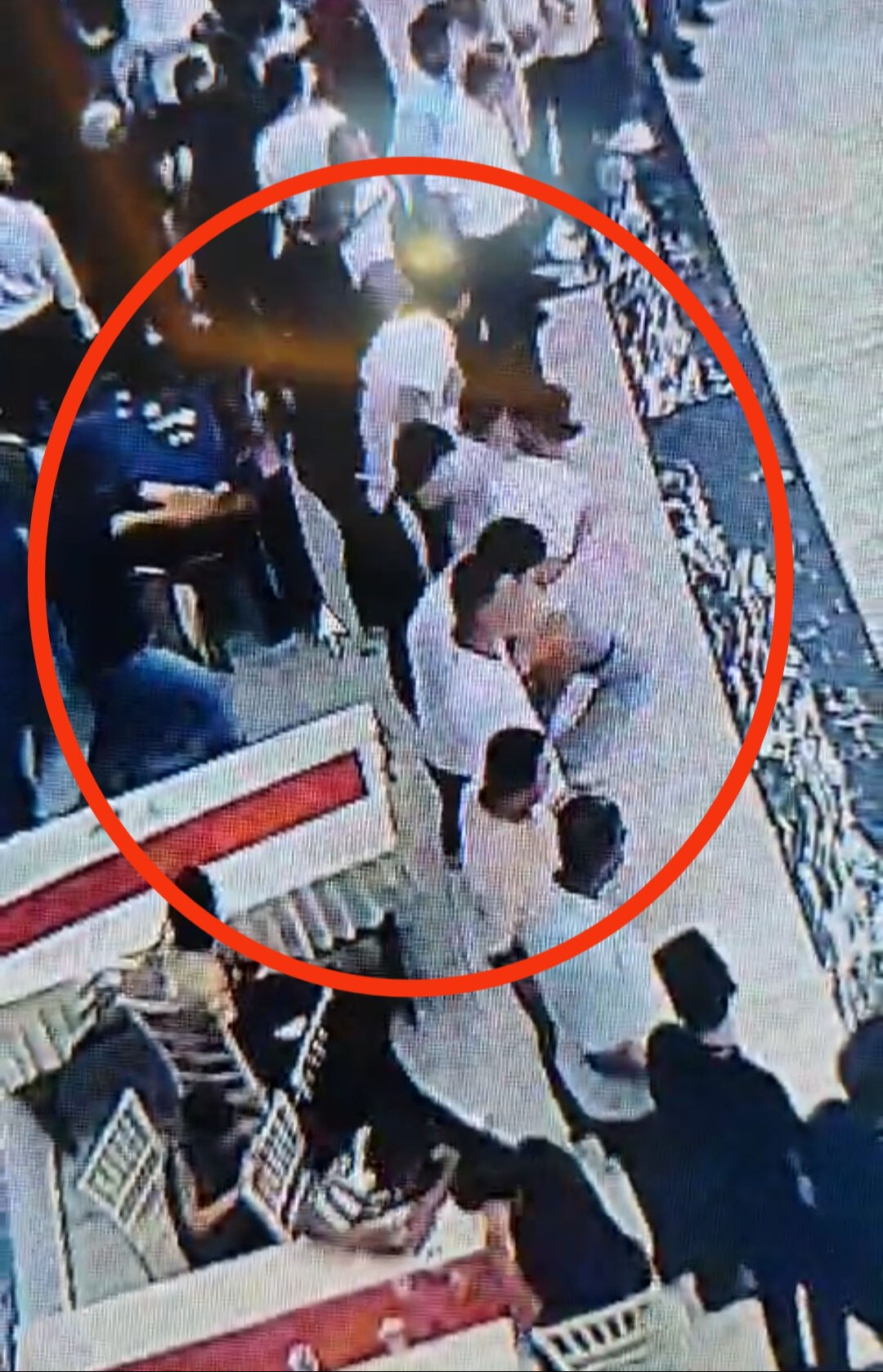 Siirt'te 19 yaşındaki zanlı düğün basıp silahlı saldırı gerçekleştirdi! Can kaybı var Siirt'te 19 yaşındaki zanlı düğün basıp silahlı saldırı gerçekleştirdi! Can kaybı var - 1. Resim