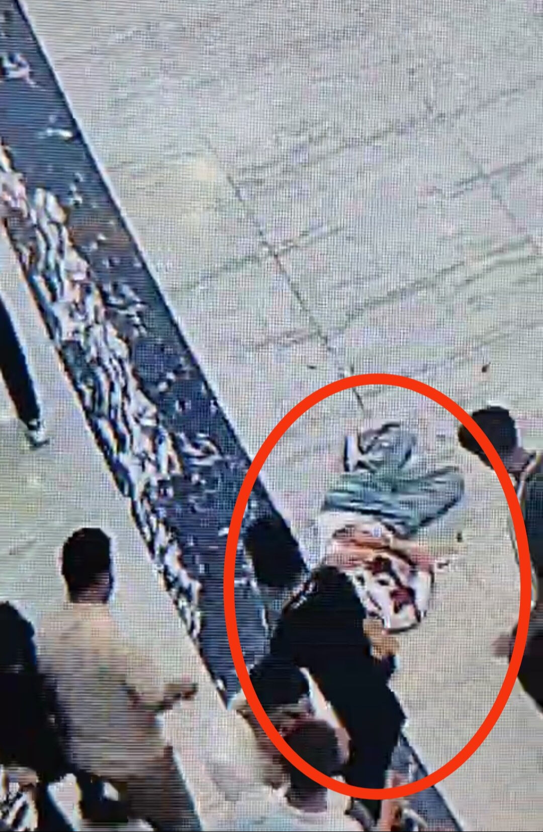 Siirt'te 19 yaşındaki zanlı düğün basıp silahlı saldırı gerçekleştirdi! Can kaybı var Siirt'te 19 yaşındaki zanlı düğün basıp silahlı saldırı gerçekleştirdi! Can kaybı var - 2. Resim
