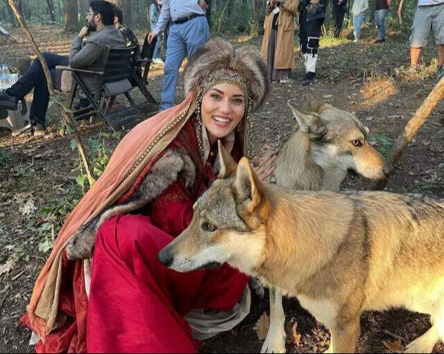 'Alparslan Büyük Selçuklu'yla yollarını ayıran Fahriye Evcen'in yeni adresi şaşırttı! Alparslan Büyük Selçuklu'yla yollarını ayıran Fahriye Evcen'in yeni adresi şaşırttı! - 4. Resim